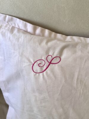 IMG_7021 taie d'oreiller personnalisable en broderie (rose clair )